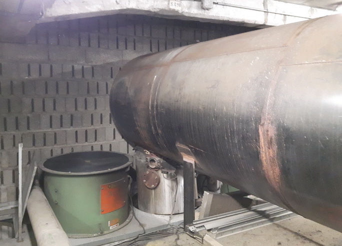После объединения в общей камере потоки выхлопных газов сразу идут на глушитель