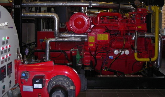 Газопоршневая установка и газовый водогрейный котёл в одном машинном зале ­