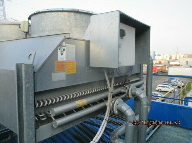 Выносной радиатор, установленный на крыше здания электростанции