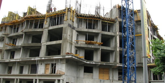 Первые этажи жилого комплекса "Морской дворец" (июнь 2010 г.)