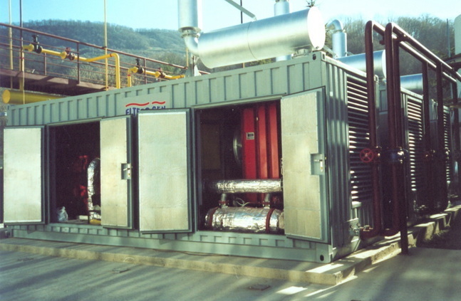 Вертикальный радиатор охлаждения и теплообменник газ-вода (открытые двери справа)