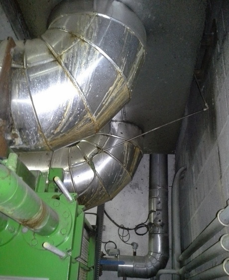 Потоки выхлопных газов после двух­ турбокомпрессоров ­объединяются в общей камере­