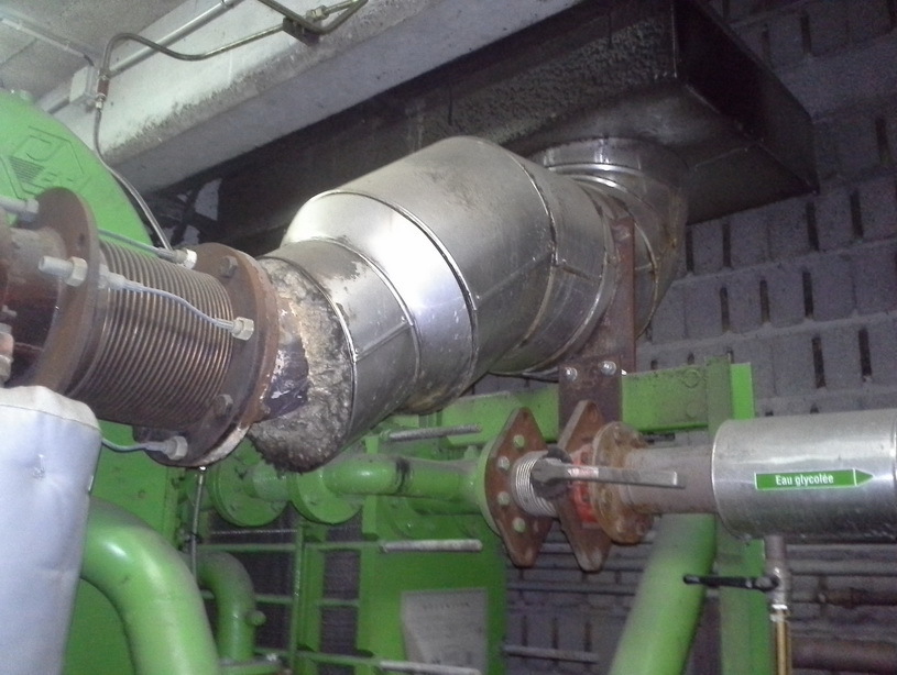 После горячей части турбокомпрессора выхлоные газы направляются на глушитель ­
