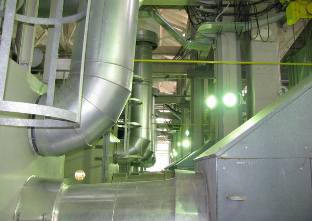 Выхлопные газы из модуля ГТУ (слева) подаются в теплоутилизатор (справа) по газоходу
