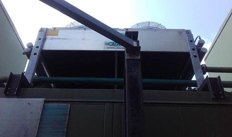 Радиатор принудительного охлаждения двигателя на крыше контейнера­